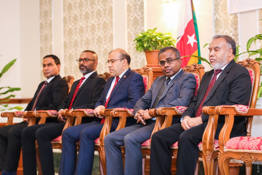 އޮކްޓޯބަރ 29، 2018:  15 ރަށުގެ މެޖިސްޓްރޭޓް ކޯޓުތަކަށް 15 މެޖިސްޓްރޭޓަކު އައްޔަން ކުރައްވައި އެ ބޭފުޅުން މަގާމުގެ ހުވާ ކުރައްވުމަށް ސުޕްރީމް ކޯޓްގައި ބޭއްވި ރަސްމިއްޔާތުގެ ތެރެއިން     - ސަން ފޮޓޯ/ ފަޔާޒު މޫސާ