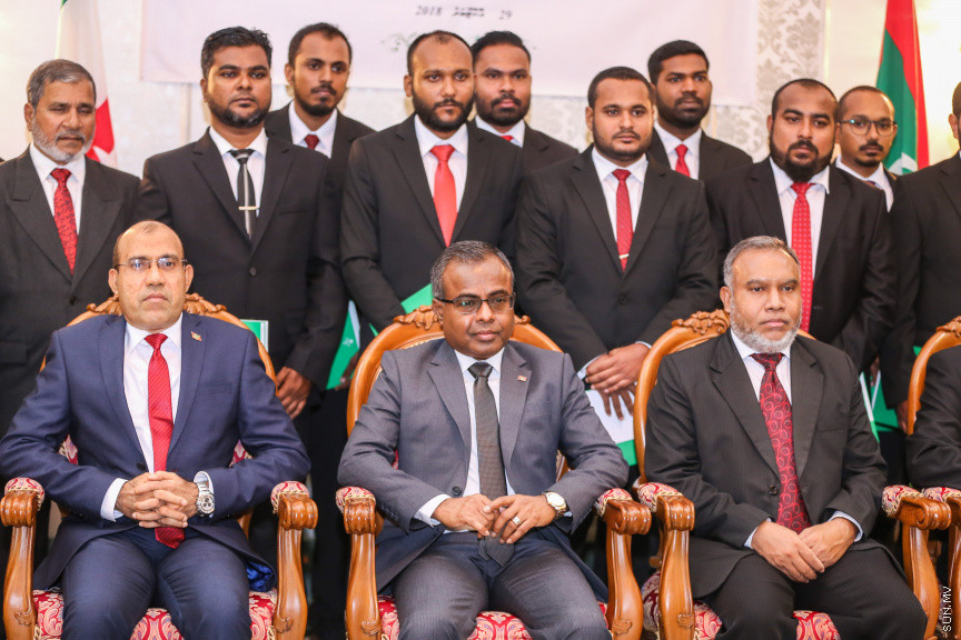 އޮކްޓޯބަރ 29، 2018:  15 ރަށުގެ މެޖިސްޓްރޭޓް ކޯޓުތަކަށް 15 މެޖިސްޓްރޭޓަކު އައްޔަން ކުރައްވައި އެ ބޭފުޅުން މަގާމުގެ ހުވާ ކުރައްވުމަށް ސުޕްރީމް ކޯޓްގައި ބޭއްވި ރަސްމިއްޔާތުގެ ތެރެއިން     - ސަން ފޮޓޯ/ ފަޔާޒު މޫސާ