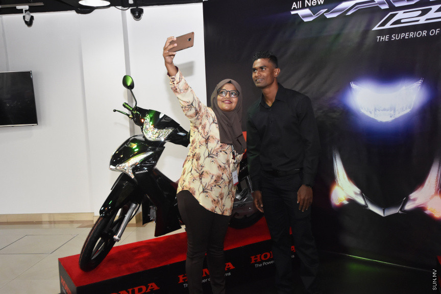 ޝީޝާ ބްރޭންޑް އެމްބަސަޑަރަކަށް ސާއިދު ހަމަޖައްސައި، ވޭވް 125 އައި ގެ އާ މޮޑެލް ލޯންޗުކުރުން -- ސަން ފޮޓޯ 