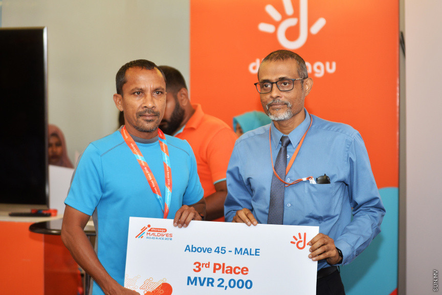 6 ނޮވެމްބަރު 2018: ދިރާގު ރޯޑުރޭހުގެ ވަނަތަކަށް ހޮވުނު ފަރާތްތަކަށް އިނާމު ދިނުމަށް ބޭައްވި ރަސްމިއްޔާތުގެ ތެރެއިން -- ސަން ފޮޓޯ / އަޙުމަދު އަވްޝަން އިލްޔާސް