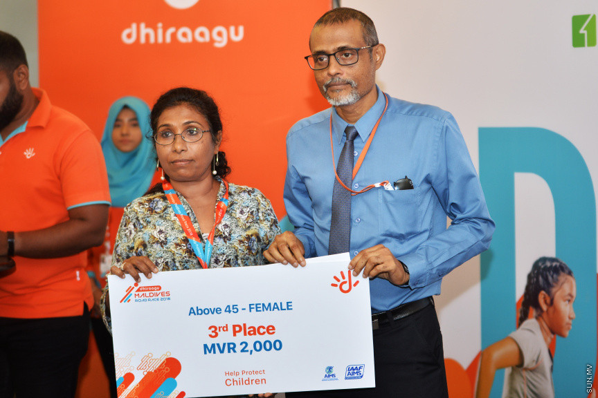 6 ނޮވެމްބަރު 2018: ދިރާގު ރޯޑުރޭހުގެ ވަނަތަކަށް ހޮވުނު ފަރާތްތަކަށް އިނާމު ދިނުމަށް ބޭައްވި ރަސްމިއްޔާތުގެ ތެރެއިން -- ސަން ފޮޓޯ / އަޙުމަދު އަވްޝަން އިލްޔާސް