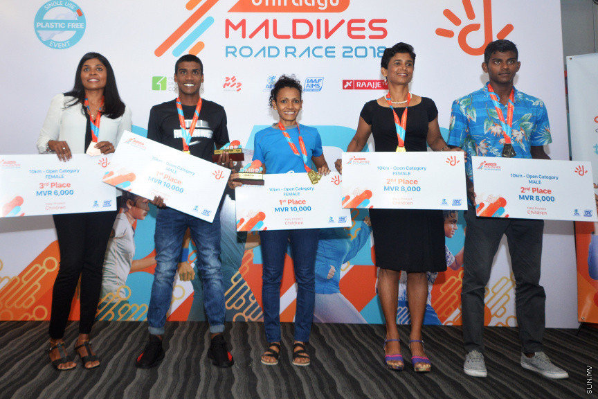 6 ނޮވެމްބަރު 2018: ދިރާގު ރޯޑުރޭހުގެ ވަނަތަކަށް ހޮވުނު ފަރާތްތަކަށް އިނާމު ދިނުމަށް ބޭައްވި ރަސްމިއްޔާތުގެ ތެރެއިން -- ސަން ފޮޓޯ / އަޙުމަދު އަވްޝަން އިލްޔާސް