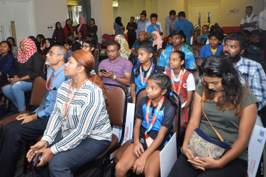6 ނޮވެމްބަރު 2018: ދިރާގު ރޯޑުރޭހުގެ ވަނަތަކަށް ހޮވުނު ފަރާތްތަކަށް އިނާމު ދިނުމަށް ބޭައްވި ރަސްމިއްޔާތުގެ ތެރެއިން -- ސަން ފޮޓޯ / އަޙުމަދު އަވްޝަން އިލްޔާސް