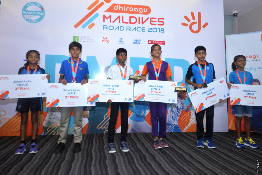 6 ނޮވެމްބަރު 2018: ދިރާގު ރޯޑުރޭހުގެ ވަނަތަކަށް ހޮވުނު ފަރާތްތަކަށް އިނާމު ދިނުމަށް ބޭައްވި ރަސްމިއްޔާތުގެ ތެރެއިން -- ސަން ފޮޓޯ / އަޙުމަދު އަވްޝަން އިލްޔާސް