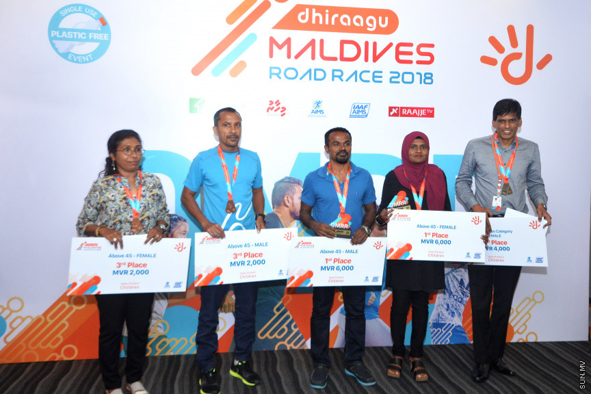 6 ނޮވެމްބަރު 2018: ދިރާގު ރޯޑުރޭހުގެ ވަނަތަކަށް ހޮވުނު ފަރާތްތަކަށް އިނާމު ދިނުމަށް ބޭައްވި ރަސްމިއްޔާތުގެ ތެރެއިން -- ސަން ފޮޓޯ / އަޙުމަދު އަވްޝަން އިލްޔާސް