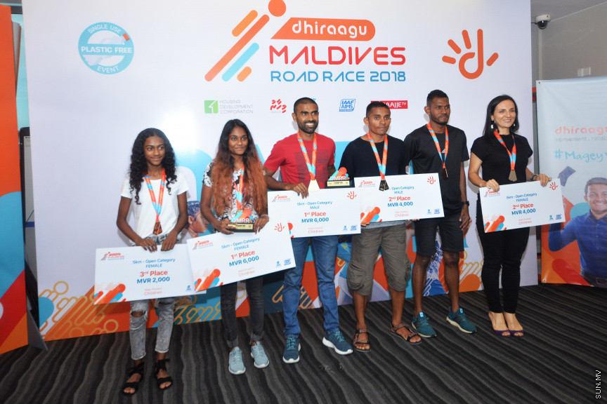 6 ނޮވެމްބަރު 2018: ދިރާގު ރޯޑުރޭހުގެ ވަނަތަކަށް ހޮވުނު ފަރާތްތަކަށް އިނާމު ދިނުމަށް ބޭައްވި ރަސްމިއްޔާތުގެ ތެރެއިން -- ސަން ފޮޓޯ / އަޙުމަދު އަވްޝަން އިލްޔާސް