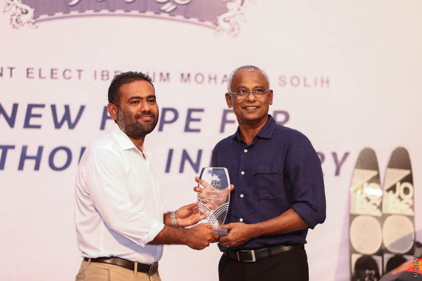 ނޮވެމްބަރ 10، 2018: ގެސްޓުހައުސް އެސޯސިއޭޝަނުން އިންތިހާބީ ރައީސް އިބްރާހިމް މުހައްމަދު ސޯލިހުއަށާއި އިންތިހާބީ ނައިބް ރައީސް ފައިސަލް ނަސީމްއަށް މަރުހަބާ ކިޔުމަށް ހުޅުމާލޭ ރެހެންދި ސްކޫލްގައި ބޭއްވި ހަފްލާގެ ތެރެއިން: މި ހަފްލާގައި ކުރީގެ ރައީސް މުހައްމަދު ނަޝީދު ވެސް ބައިވެރިވެޑައިގަތް -- ސަން ފޮޓޯ/ ފަޔާޒު މޫސާ