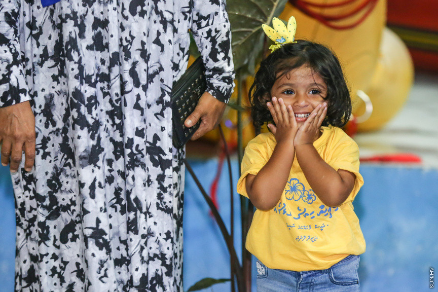 ނޮވެމްބަރ 10، 2018: ގެސްޓުހައުސް އެސޯސިއޭޝަނުން އިންތިހާބީ ރައީސް އިބްރާހިމް މުހައްމަދު ސޯލިހުއަށާއި އިންތިހާބީ ނައިބް ރައީސް ފައިސަލް ނަސީމްއަށް މަރުހަބާ ކިޔުމަށް ހުޅުމާލޭ ރެހެންދި ސްކޫލްގައި ބޭއްވި ހަފްލާގެ ތެރެއިން: މި ހަފްލާގައި ކުރީގެ ރައީސް މުހައްމަދު ނަޝީދު ވެސް ބައިވެރިވެޑައިގަތް -- ސަން ފޮޓޯ/ ފަޔާޒު މޫސާ