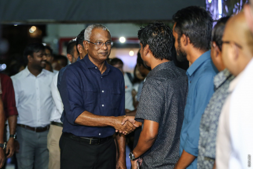 ނޮވެމްބަރ 10، 2018: ގެސްޓުހައުސް އެސޯސިއޭޝަނުން އިންތިހާބީ ރައީސް އިބްރާހިމް މުހައްމަދު ސޯލިހުއަށާއި އިންތިހާބީ ނައިބް ރައީސް ފައިސަލް ނަސީމްއަށް މަރުހަބާ ކިޔުމަށް ހުޅުމާލޭ ރެހެންދި ސްކޫލްގައި ބޭއްވި ހަފްލާގެ ތެރެއިން: މި ހަފްލާގައި ކުރީގެ ރައީސް މުހައްމަދު ނަޝީދު ވެސް ބައިވެރިވެޑައިގަތް -- ސަން ފޮޓޯ/ ފަޔާޒު މޫސާ