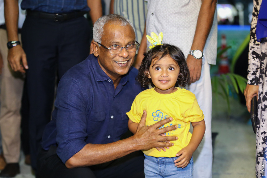 ނޮވެމްބަރ 10، 2018: ގެސްޓުހައުސް އެސޯސިއޭޝަނުން އިންތިހާބީ ރައީސް އިބްރާހިމް މުހައްމަދު ސޯލިހުއަށާއި އިންތިހާބީ ނައިބް ރައީސް ފައިސަލް ނަސީމްއަށް މަރުހަބާ ކިޔުމަށް ހުޅުމާލޭ ރެހެންދި ސްކޫލްގައި ބޭއްވި ހަފްލާގެ ތެރެއިން: މި ހަފްލާގައި ކުރީގެ ރައީސް މުހައްމަދު ނަޝީދު ވެސް ބައިވެރިވެޑައިގަތް -- ސަން ފޮޓޯ/ ފަޔާޒު މޫސާ