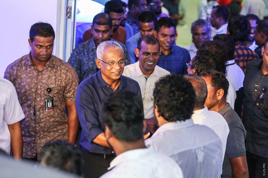 ނޮވެމްބަރ 10، 2018: ގެސްޓުހައުސް އެސޯސިއޭޝަނުން އިންތިހާބީ ރައީސް އިބްރާހިމް މުހައްމަދު ސޯލިހުއަށާއި އިންތިހާބީ ނައިބް ރައީސް ފައިސަލް ނަސީމްއަށް މަރުހަބާ ކިޔުމަށް ހުޅުމާލޭ ރެހެންދި ސްކޫލްގައި ބޭއްވި ހަފްލާގެ ތެރެއިން: މި ހަފްލާގައި ކުރީގެ ރައީސް މުހައްމަދު ނަޝީދު ވެސް ބައިވެރިވެޑައިގަތް -- ސަން ފޮޓޯ/ ފަޔާޒު މޫސާ