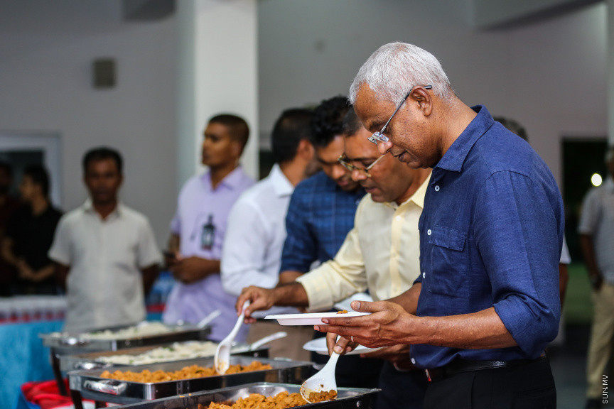 ނޮވެމްބަރ 10، 2018: ގެސްޓުހައުސް އެސޯސިއޭޝަނުން އިންތިހާބީ ރައީސް އިބްރާހިމް މުހައްމަދު ސޯލިހުއަށާއި އިންތިހާބީ ނައިބް ރައީސް ފައިސަލް ނަސީމްއަށް މަރުހަބާ ކިޔުމަށް ހުޅުމާލޭ ރެހެންދި ސްކޫލްގައި ބޭއްވި ހަފްލާގެ ތެރެއިން: މި ހަފްލާގައި ކުރީގެ ރައީސް މުހައްމަދު ނަޝީދު ވެސް ބައިވެރިވެޑައިގަތް -- ސަން ފޮޓޯ/ ފަޔާޒު މޫސާ