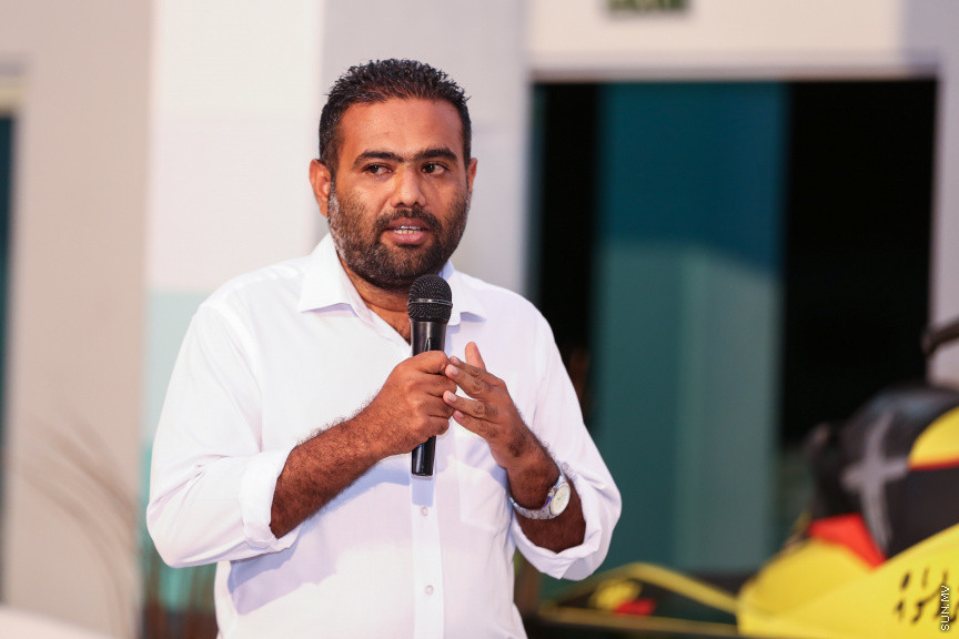 ނޮވެމްބަރ 10، 2018: ގެސްޓުހައުސް އެސޯސިއޭޝަނުން އިންތިހާބީ ރައީސް އިބްރާހިމް މުހައްމަދު ސޯލިހުއަށާއި އިންތިހާބީ ނައިބް ރައީސް ފައިސަލް ނަސީމްއަށް މަރުހަބާ ކިޔުމަށް ހުޅުމާލޭ ރެހެންދި ސްކޫލްގައި ބޭއްވި ހަފްލާގެ ތެރެއިން: މި ހަފްލާގައި ކުރީގެ ރައީސް މުހައްމަދު ނަޝީދު ވެސް ބައިވެރިވެޑައިގަތް -- ސަން ފޮޓޯ/ ފަޔާޒު މޫސާ