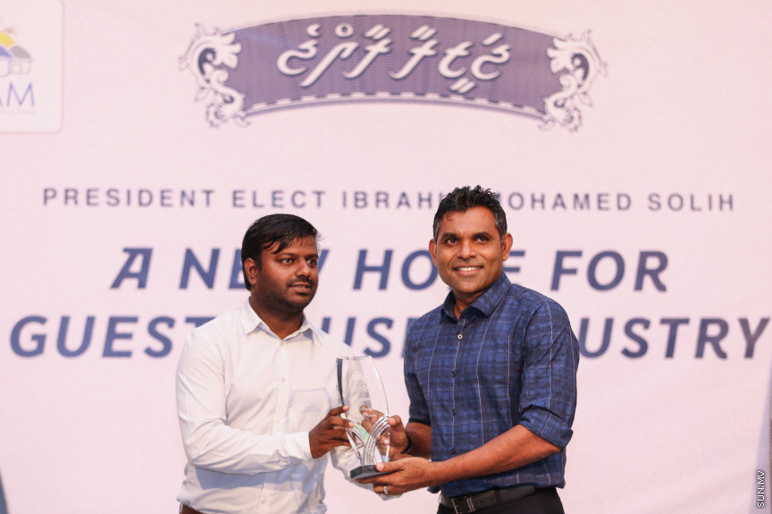ނޮވެމްބަރ 10، 2018: ގެސްޓުހައުސް އެސޯސިއޭޝަނުން އިންތިހާބީ ރައީސް އިބްރާހިމް މުހައްމަދު ސޯލިހުއަށާއި އިންތިހާބީ ނައިބް ރައީސް ފައިސަލް ނަސީމްއަށް މަރުހަބާ ކިޔުމަށް ހުޅުމާލޭ ރެހެންދި ސްކޫލްގައި ބޭއްވި ހަފްލާގެ ތެރެއިން: މި ހަފްލާގައި ކުރީގެ ރައީސް މުހައްމަދު ނަޝީދު ވެސް ބައިވެރިވެޑައިގަތް -- ސަން ފޮޓޯ/ ފަޔާޒު މޫސާ