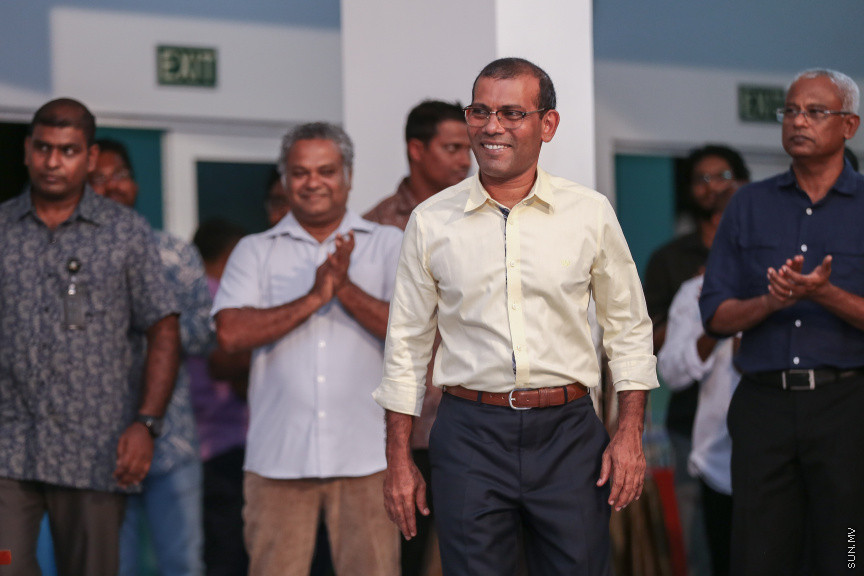 ނޮވެމްބަރ 10، 2018: ގެސްޓުހައުސް އެސޯސިއޭޝަނުން އިންތިހާބީ ރައީސް އިބްރާހިމް މުހައްމަދު ސޯލިހުއަށާއި އިންތިހާބީ ނައިބް ރައީސް ފައިސަލް ނަސީމްއަށް މަރުހަބާ ކިޔުމަށް ހުޅުމާލޭ ރެހެންދި ސްކޫލްގައި ބޭއްވި ހަފްލާގެ ތެރެއިން: މި ހަފްލާގައި ކުރީގެ ރައީސް މުހައްމަދު ނަޝީދު ވެސް ބައިވެރިވެޑައިގަތް -- ސަން ފޮޓޯ/ ފަޔާޒު މޫސާ