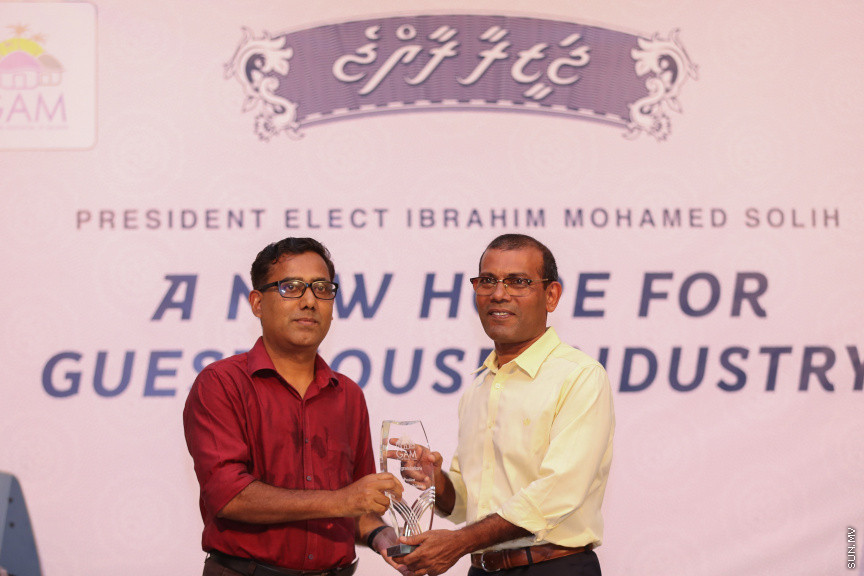 ނޮވެމްބަރ 10، 2018: ގެސްޓުހައުސް އެސޯސިއޭޝަނުން އިންތިހާބީ ރައީސް އިބްރާހިމް މުހައްމަދު ސޯލިހުއަށާއި އިންތިހާބީ ނައިބް ރައީސް ފައިސަލް ނަސީމްއަށް މަރުހަބާ ކިޔުމަށް ހުޅުމާލޭ ރެހެންދި ސްކޫލްގައި ބޭއްވި ހަފްލާގެ ތެރެއިން: މި ހަފްލާގައި ކުރީގެ ރައީސް މުހައްމަދު ނަޝީދު ވެސް ބައިވެރިވެޑައިގަތް -- ސަން ފޮޓޯ/ ފަޔާޒު މޫސާ