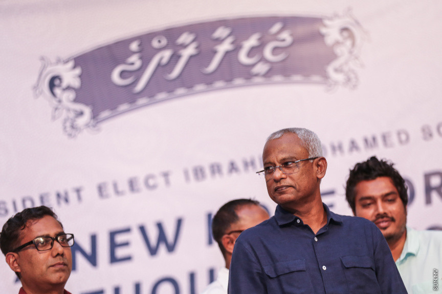 ނޮވެމްބަރ 10، 2018: ގެސްޓުހައުސް އެސޯސިއޭޝަނުން އިންތިހާބީ ރައީސް އިބްރާހިމް މުހައްމަދު ސޯލިހުއަށާއި އިންތިހާބީ ނައިބް ރައީސް ފައިސަލް ނަސީމްއަށް މަރުހަބާ ކިޔުމަށް ހުޅުމާލޭ ރެހެންދި ސްކޫލްގައި ބޭއްވި ހަފްލާގެ ތެރެއިން: މި ހަފްލާގައި ކުރީގެ ރައީސް މުހައްމަދު ނަޝީދު ވެސް ބައިވެރިވެޑައިގަތް -- ސަން ފޮޓޯ/ ފަޔާޒު މޫސާ