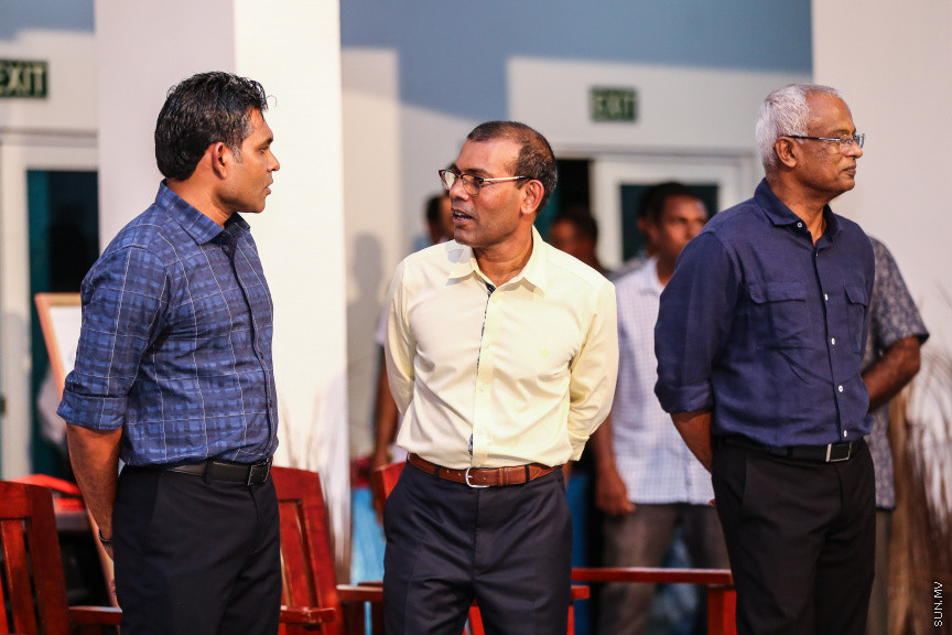 ނޮވެމްބަރ 10، 2018: ގެސްޓުހައުސް އެސޯސިއޭޝަނުން އިންތިހާބީ ރައީސް އިބްރާހިމް މުހައްމަދު ސޯލިހުއަށާއި އިންތިހާބީ ނައިބް ރައީސް ފައިސަލް ނަސީމްއަށް މަރުހަބާ ކިޔުމަށް ހުޅުމާލޭ ރެހެންދި ސްކޫލްގައި ބޭއްވި ހަފްލާގެ ތެރެއިން: މި ހަފްލާގައި ކުރީގެ ރައީސް މުހައްމަދު ނަޝީދު ވެސް ބައިވެރިވެޑައިގަތް -- ސަން ފޮޓޯ/ ފަޔާޒު މޫސާ