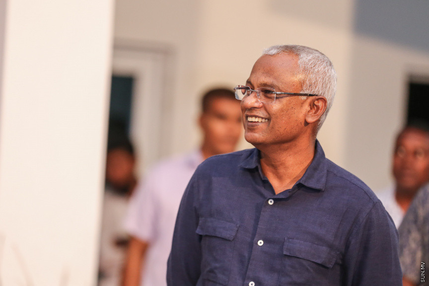 ނޮވެމްބަރ 10، 2018: ގެސްޓުހައުސް އެސޯސިއޭޝަނުން އިންތިހާބީ ރައީސް އިބްރާހިމް މުހައްމަދު ސޯލިހުއަށާއި އިންތިހާބީ ނައިބް ރައީސް ފައިސަލް ނަސީމްއަށް މަރުހަބާ ކިޔުމަށް ހުޅުމާލޭ ރެހެންދި ސްކޫލްގައި ބޭއްވި ހަފްލާގެ ތެރެއިން: މި ހަފްލާގައި ކުރީގެ ރައީސް މުހައްމަދު ނަޝީދު ވެސް ބައިވެރިވެޑައިގަތް -- ސަން ފޮޓޯ/ ފަޔާޒު މޫސާ