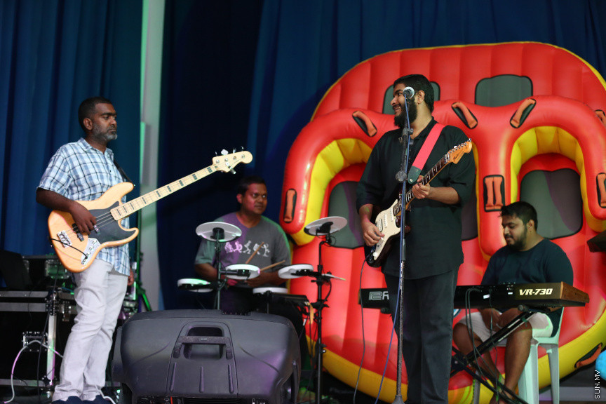 ނޮވެމްބަރ 10، 2018: ގެސްޓުހައުސް އެސޯސިއޭޝަނުން އިންތިހާބީ ރައީސް އިބްރާހިމް މުހައްމަދު ސޯލިހުއަށާއި އިންތިހާބީ ނައިބް ރައީސް ފައިސަލް ނަސީމްއަށް މަރުހަބާ ކިޔުމަށް ހުޅުމާލޭ ރެހެންދި ސްކޫލްގައި ބޭއްވި ހަފްލާގެ ތެރެއިން: މި ހަފްލާގައި ކުރީގެ ރައީސް މުހައްމަދު ނަޝީދު ވެސް ބައިވެރިވެޑައިގަތް -- ސަން ފޮޓޯ/ ފަޔާޒު މޫސާ