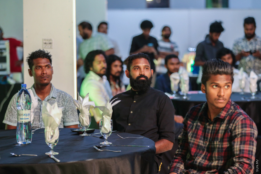 ނޮވެމްބަރ 13، 2018: "ސިޔާމް މައުރޫފު ސޮކާ ކަޕް 2018"ގެ ޑްރޯ ނެގުމަށް އާޓް ގެލަރީގައި ބޭއްވި ރަސްމިއްޔާތުގެ ތެރެއިން -- ސަން ފޮޓޯ/ ފަޔާޒު މޫސާ