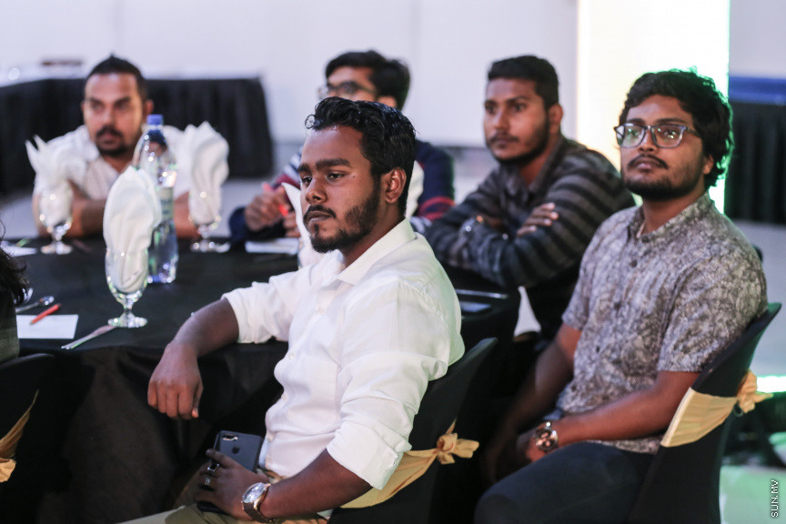 ނޮވެމްބަރ 13، 2018: "ސިޔާމް މައުރޫފު ސޮކާ ކަޕް 2018"ގެ ޑްރޯ ނެގުމަށް އާޓް ގެލަރީގައި ބޭއްވި ރަސްމިއްޔާތުގެ ތެރެއިން -- ސަން ފޮޓޯ/ ފަޔާޒު މޫސާ