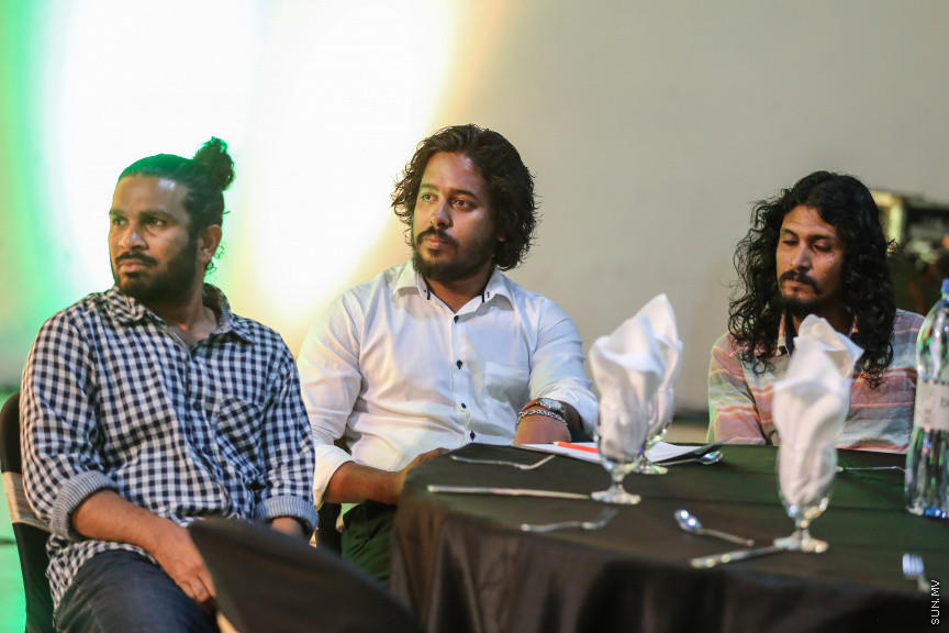 ނޮވެމްބަރ 13، 2018: "ސިޔާމް މައުރޫފު ސޮކާ ކަޕް 2018"ގެ ޑްރޯ ނެގުމަށް އާޓް ގެލަރީގައި ބޭއްވި ރަސްމިއްޔާތުގެ ތެރެއިން -- ސަން ފޮޓޯ/ ފަޔާޒު މޫސާ