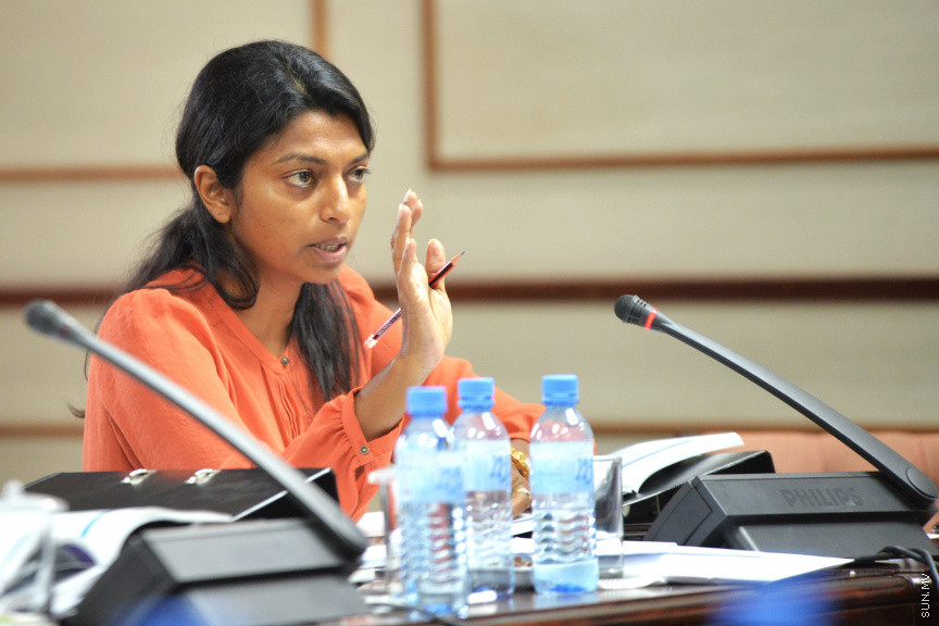 2019 ވަނަ އަހަރަށް ލަފާކޮށް ރައްޔިތުންގެ މަޖިލީހަށް ހުށަހަޅާފައިވާ ބަޖެޓް ދިރާސާ ކުރުމަށް ބެއްވި މަޖިލީހުގެ ބަޖެޓް ކޮމިޓީގެ ބައްދަލުވުމުގެ ތެރެއިން -- ސަން ފޮޓޯ / އަޙްމަދު އަވްޝަން އިލްޔާސް