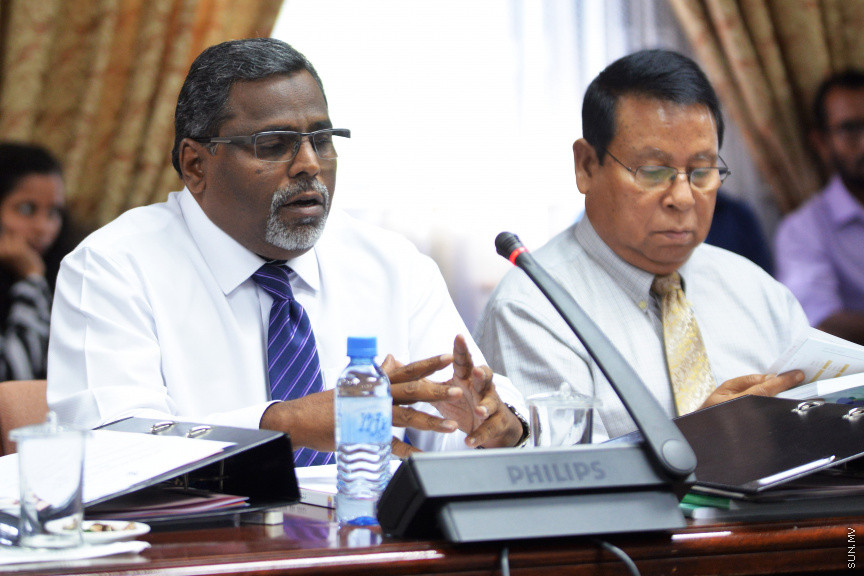 2019 ވަނަ އަހަރަށް ލަފާކޮށް ރައްޔިތުންގެ މަޖިލީހަށް ހުށަހަޅާފައިވާ ބަޖެޓް ދިރާސާ ކުރުމަށް ބެއްވި މަޖިލީހުގެ ބަޖެޓް ކޮމިޓީގެ ބައްދަލުވުމުގެ ތެރެއިން -- ސަން ފޮޓޯ / އަޙްމަދު އަވްޝަން އިލްޔާސް