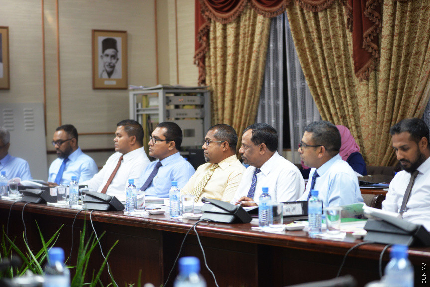 2019 ވަނަ އަހަރަށް ލަފާކޮށް ރައްޔިތުންގެ މަޖިލީހަށް ހުށަހަޅާފައިވާ ބަޖެޓް ދިރާސާ ކުރުމަށް ބެއްވި މަޖިލީހުގެ ބަޖެޓް ކޮމިޓީގެ ބައްދަލުވުމުގެ ތެރެއިން -- ސަން ފޮޓޯ / އަޙްމަދު އަވްޝަން އިލްޔާސް