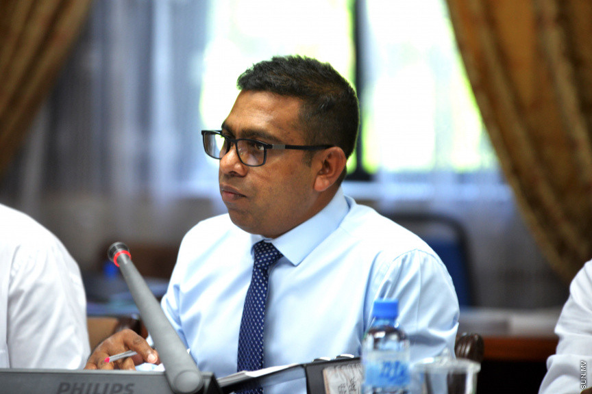 2019 ވަނަ އަހަރަށް ލަފާކޮށް ރައްޔިތުންގެ މަޖިލީހަށް ހުށަހަޅާފައިވާ ބަޖެޓް ދިރާސާ ކުރުމަށް ބެއްވި މަޖިލީހުގެ ބަޖެޓް ކޮމިޓީގެ ބައްދަލުވުމުގެ ތެރެއިން -- ސަން ފޮޓޯ / އަޙްމަދު އަވްޝަން އިލްޔާސް