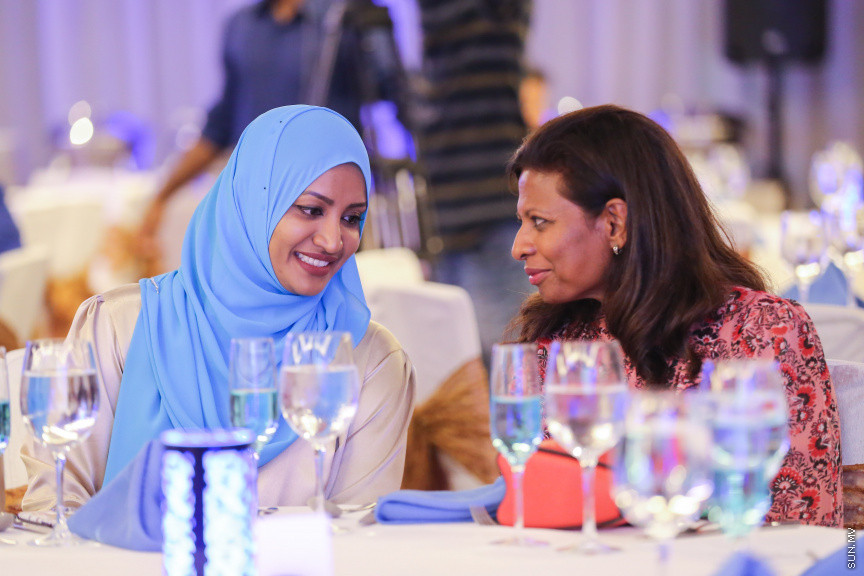 ނޮވެމްބަރ 14، 2018: ރައްޔިތުންގެ މަޖިލީހުގެ ރައީސް އަދި ޖުމްހޫރީ ޕާޓީގެ ލީޑަރު ގާސިމް އިބްރާހިމްގެ އަނބިކަނބަލުން އައިޝަތު ނަހުލާ އަދި އޭނާގެ މަންމަ ހަދީޖާ އިބްރާހިމް އިސްވެގެން އުފައްދައިފައިވާ ޖަމިއްޔާ، އެސޯސިއޭޝަން ފޯ ސޯޝަލް ބެނެފިޓްސް އެންޑް އެއިޑް (އަސްބާ) ރަސްމީކޮށް އިފްތިތާހް ކުރުމަށް ޖެން ހޮޓެލްގައި ބޭއްވި ރަސްމިޔާތުގެ ތެރެއިން -- ސަން ފޮޓޯ/ ފަޔާޒު މޫސާ 