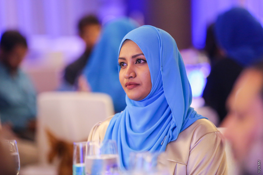 ނޮވެމްބަރ 14، 2018: ރައްޔިތުންގެ މަޖިލީހުގެ ރައީސް އަދި ޖުމްހޫރީ ޕާޓީގެ ލީޑަރު ގާސިމް އިބްރާހިމްގެ އަނބިކަނބަލުން އައިޝަތު ނަހުލާ އަދި އޭނާގެ މަންމަ ހަދީޖާ އިބްރާހިމް އިސްވެގެން އުފައްދައިފައިވާ ޖަމިއްޔާ، އެސޯސިއޭޝަން ފޯ ސޯޝަލް ބެނެފިޓްސް އެންޑް އެއިޑް (އަސްބާ) ރަސްމީކޮށް އިފްތިތާހް ކުރުމަށް ޖެން ހޮޓެލްގައި ބޭއްވި ރަސްމިޔާތުގެ ތެރެއިން -- ސަން ފޮޓޯ/ ފަޔާޒު މޫސާ 
