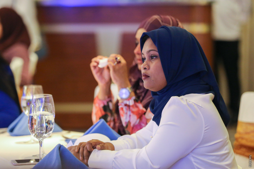 ނޮވެމްބަރ 14، 2018: ރައްޔިތުންގެ މަޖިލީހުގެ ރައީސް އަދި ޖުމްހޫރީ ޕާޓީގެ ލީޑަރު ގާސިމް އިބްރާހިމްގެ އަނބިކަނބަލުން އައިޝަތު ނަހުލާ އަދި އޭނާގެ މަންމަ ހަދީޖާ އިބްރާހިމް އިސްވެގެން އުފައްދައިފައިވާ ޖަމިއްޔާ، އެސޯސިއޭޝަން ފޯ ސޯޝަލް ބެނެފިޓްސް އެންޑް އެއިޑް (އަސްބާ) ރަސްމީކޮށް އިފްތިތާހް ކުރުމަށް ޖެން ހޮޓެލްގައި ބޭއްވި ރަސްމިޔާތުގެ ތެރެއިން -- ސަން ފޮޓޯ/ ފަޔާޒު މޫސާ 