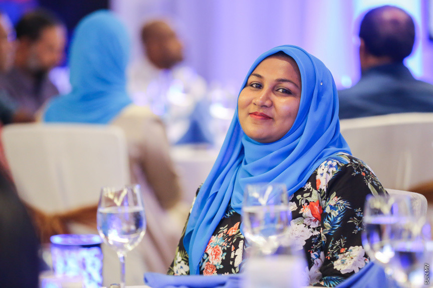 ނޮވެމްބަރ 14، 2018: ރައްޔިތުންގެ މަޖިލީހުގެ ރައީސް އަދި ޖުމްހޫރީ ޕާޓީގެ ލީޑަރު ގާސިމް އިބްރާހިމްގެ އަނބިކަނބަލުން އައިޝަތު ނަހުލާ އަދި އޭނާގެ މަންމަ ހަދީޖާ އިބްރާހިމް އިސްވެގެން އުފައްދައިފައިވާ ޖަމިއްޔާ، އެސޯސިއޭޝަން ފޯ ސޯޝަލް ބެނެފިޓްސް އެންޑް އެއިޑް (އަސްބާ) ރަސްމީކޮށް އިފްތިތާހް ކުރުމަށް ޖެން ހޮޓެލްގައި ބޭއްވި ރަސްމިޔާތުގެ ތެރެއިން -- ސަން ފޮޓޯ/ ފަޔާޒު މޫސާ 