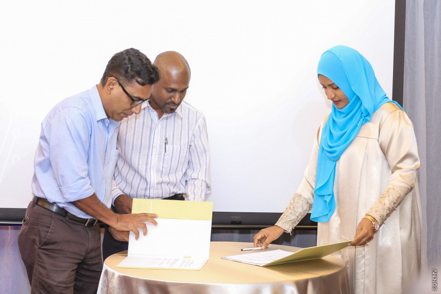 ނޮވެމްބަރ 14، 2018: ރައްޔިތުންގެ މަޖިލީހުގެ ރައީސް އަދި ޖުމްހޫރީ ޕާޓީގެ ލީޑަރު ގާސިމް އިބްރާހިމްގެ އަނބިކަނބަލުން އައިޝަތު ނަހުލާ އަދި އޭނާގެ މަންމަ ހަދީޖާ އިބްރާހިމް އިސްވެގެން އުފައްދައިފައިވާ ޖަމިއްޔާ، އެސޯސިއޭޝަން ފޯ ސޯޝަލް ބެނެފިޓްސް އެންޑް އެއިޑް (އަސްބާ) ރަސްމީކޮށް އިފްތިތާހް ކުރުމަށް ޖެން ހޮޓެލްގައި ބޭއްވި ރަސްމިޔާތުގެ ތެރެއިން -- ސަން ފޮޓޯ/ ފަޔާޒު މޫސާ 