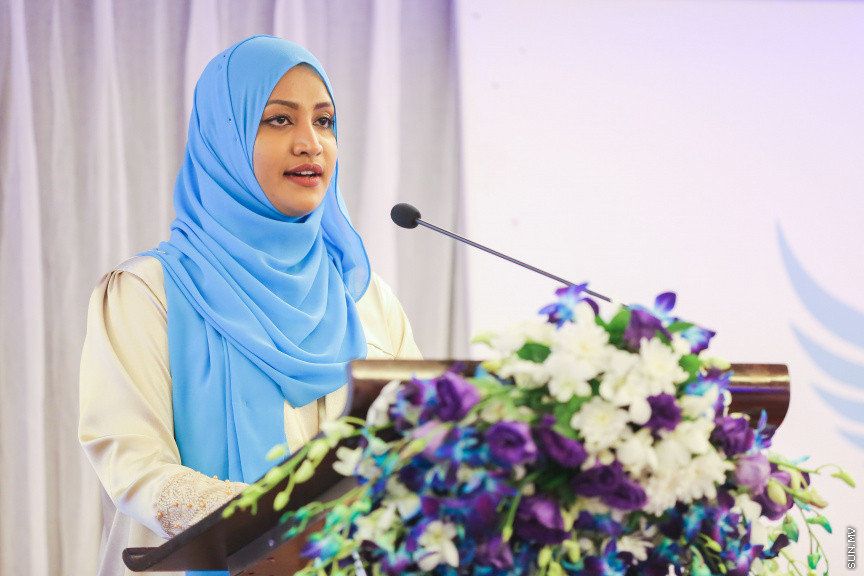 ނޮވެމްބަރ 14، 2018: ރައްޔިތުންގެ މަޖިލީހުގެ ރައީސް އަދި ޖުމްހޫރީ ޕާޓީގެ ލީޑަރު ގާސިމް އިބްރާހިމްގެ އަނބިކަނބަލުން އައިޝަތު ނަހުލާ އަދި އޭނާގެ މަންމަ ހަދީޖާ އިބްރާހިމް އިސްވެގެން އުފައްދައިފައިވާ ޖަމިއްޔާ، އެސޯސިއޭޝަން ފޯ ސޯޝަލް ބެނެފިޓްސް އެންޑް އެއިޑް (އަސްބާ) ރަސްމީކޮށް އިފްތިތާހް ކުރުމަށް ޖެން ހޮޓެލްގައި ބޭއްވި ރަސްމިޔާތުގެ ތެރެއިން -- ސަން ފޮޓޯ/ ފަޔާޒު މޫސާ 