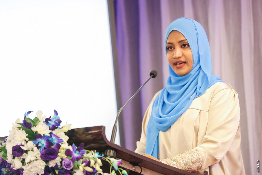 ނޮވެމްބަރ 14، 2018: ރައްޔިތުންގެ މަޖިލީހުގެ ރައީސް އަދި ޖުމްހޫރީ ޕާޓީގެ ލީޑަރު ގާސިމް އިބްރާހިމްގެ އަނބިކަނބަލުން އައިޝަތު ނަހުލާ އަދި އޭނާގެ މަންމަ ހަދީޖާ އިބްރާހިމް އިސްވެގެން އުފައްދައިފައިވާ ޖަމިއްޔާ، އެސޯސިއޭޝަން ފޯ ސޯޝަލް ބެނެފިޓްސް އެންޑް އެއިޑް (އަސްބާ) ރަސްމީކޮށް އިފްތިތާހް ކުރުމަށް ޖެން ހޮޓެލްގައި ބޭއްވި ރަސްމިޔާތުގެ ތެރެއިން -- ސަން ފޮޓޯ/ ފަޔާޒު މޫސާ 