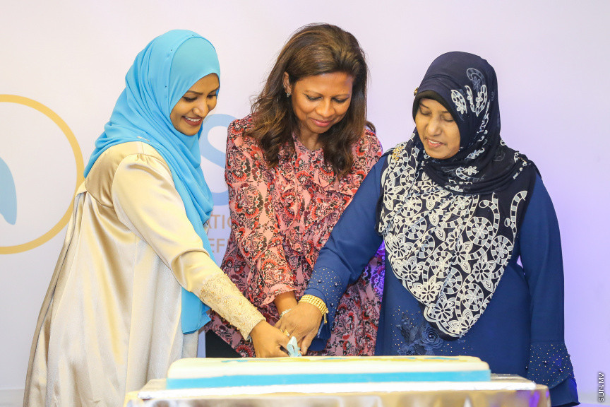 ނޮވެމްބަރ 14، 2018: ރައްޔިތުންގެ މަޖިލީހުގެ ރައީސް އަދި ޖުމްހޫރީ ޕާޓީގެ ލީޑަރު ގާސިމް އިބްރާހިމްގެ އަނބިކަނބަލުން އައިޝަތު ނަހުލާ އަދި އޭނާގެ މަންމަ ހަދީޖާ އިބްރާހިމް އިސްވެގެން އުފައްދައިފައިވާ ޖަމިއްޔާ، އެސޯސިއޭޝަން ފޯ ސޯޝަލް ބެނެފިޓްސް އެންޑް އެއިޑް (އަސްބާ) ރަސްމީކޮށް އިފްތިތާހް ކުރުމަށް ޖެން ހޮޓެލްގައި ބޭއްވި ރަސްމިޔާތުގެ ތެރެއިން -- ސަން ފޮޓޯ/ ފަޔާޒު މޫސާ 