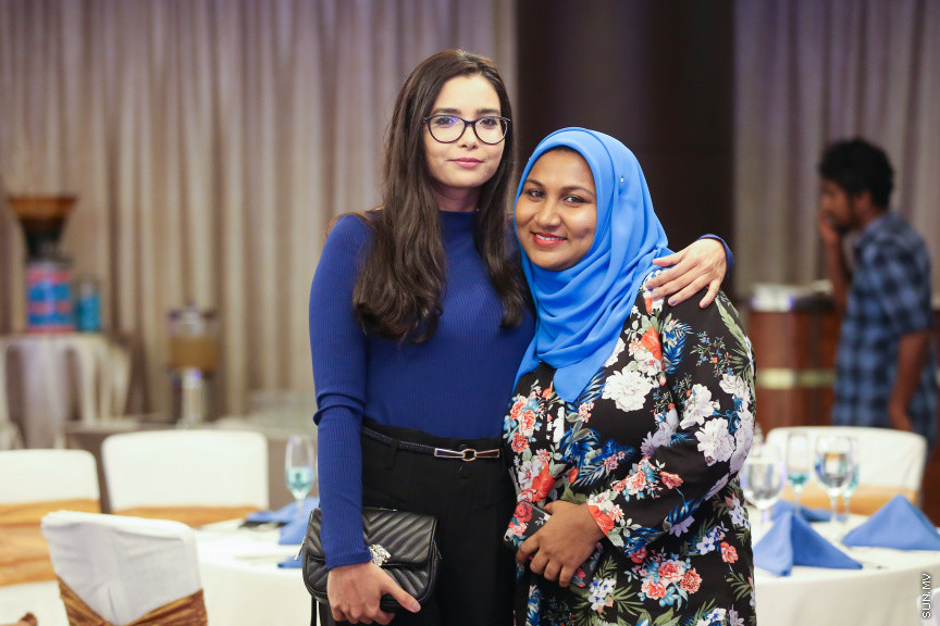 ނޮވެމްބަރ 14، 2018: ރައްޔިތުންގެ މަޖިލީހުގެ ރައީސް އަދި ޖުމްހޫރީ ޕާޓީގެ ލީޑަރު ގާސިމް އިބްރާހިމްގެ އަނބިކަނބަލުން އައިޝަތު ނަހުލާ އަދި އޭނާގެ މަންމަ ހަދީޖާ އިބްރާހިމް އިސްވެގެން އުފައްދައިފައިވާ ޖަމިއްޔާ، އެސޯސިއޭޝަން ފޯ ސޯޝަލް ބެނެފިޓްސް އެންޑް އެއިޑް (އަސްބާ) ރަސްމީކޮށް އިފްތިތާހް ކުރުމަށް ޖެން ހޮޓެލްގައި ބޭއްވި ރަސްމިޔާތުގެ ތެރެއިން -- ސަން ފޮޓޯ/ ފަޔާޒު މޫސާ 
