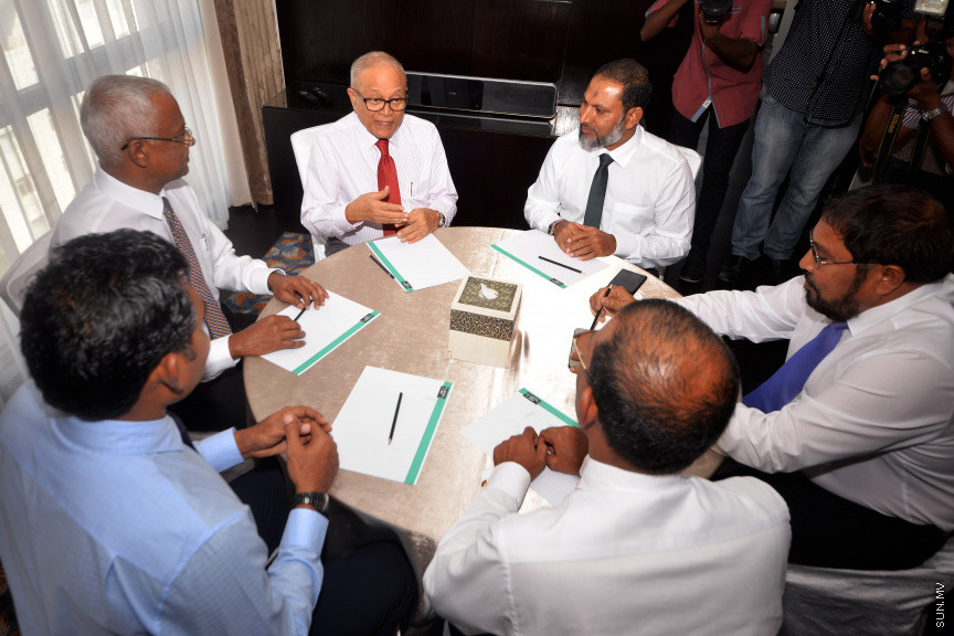 15 ނޮވެންބަރު 2018 : ކޯލިޝަންގެ ލީޑަރުން ހޮޓަލް ޖެންގައި ބައްދަލު ކުރެއްވުމައް ފަހު މީޑިއާއަށް މައުލޫމާތު ދެއްވުމުގެ ތެރެއިން -- ސަން ފޮޓޯ : އަޙުމަދު އަވްޝަން އިލްޔާސް 