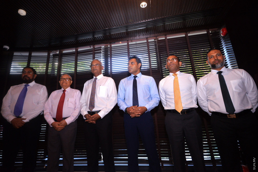 15 ނޮވެންބަރު 2018 : ކޯލިޝަންގެ ލީޑަރުން ހޮޓަލް ޖެންގައި ބައްދަލު ކުރެއްވުމައް ފަހު މީޑިއާއަށް މައުލޫމާތު ދެއްވުމުގެ ތެރެއިން -- ސަން ފޮޓޯ : އަޙުމަދު އަވްޝަން އިލްޔާސް 