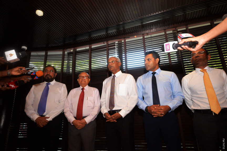15 ނޮވެންބަރު 2018 : ކޯލިޝަންގެ ލީޑަރުން ހޮޓަލް ޖެންގައި ބައްދަލު ކުރެއްވުމައް ފަހު މީޑިއާއަށް މައުލޫމާތު ދެއްވުމުގެ ތެރެއިން -- ސަން ފޮޓޯ : އަޙުމަދު އަވްޝަން އިލްޔާސް 