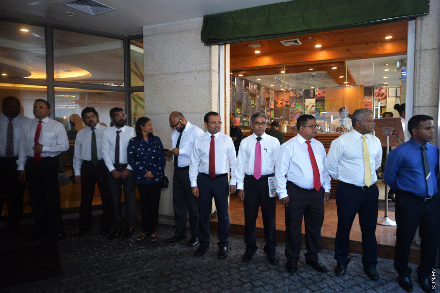 15 ނޮވެންބަރު 2018 : ކޯލިޝަންގެ ލީޑަރުން ހޮޓަލް ޖެންގައި ބައްދަލު ކުރެއްވުމައް ފަހު މީޑިއާއަށް މައުލޫމާތު ދެއްވުމުގެ ތެރެއިން -- ސަން ފޮޓޯ : އަޙުމަދު އަވްޝަން އިލްޔާސް 