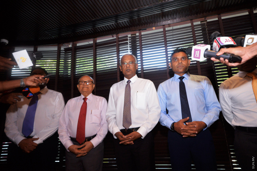 15 ނޮވެންބަރު 2018 : ކޯލިޝަންގެ ލީޑަރުން ހޮޓަލް ޖެންގައި ބައްދަލު ކުރެއްވުމައް ފަހު މީޑިއާއަށް މައުލޫމާތު ދެއްވުމުގެ ތެރެއިން -- ސަން ފޮޓޯ : އަޙުމަދު އަވްޝަން އިލްޔާސް 