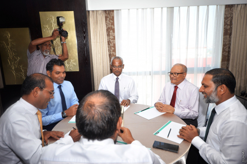 15 ނޮވެންބަރު 2018 : ކޯލިޝަންގެ ލީޑަރުން ހޮޓަލް ޖެންގައި ބައްދަލު ކުރެއްވުމައް ފަހު މީޑިއާއަށް މައުލޫމާތު ދެއްވުމުގެ ތެރެއިން -- ސަން ފޮޓޯ : އަޙުމަދު އަވްޝަން އިލްޔާސް 