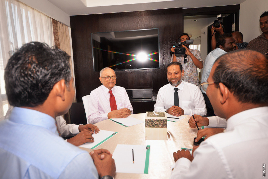 15 ނޮވެންބަރު 2018 : ކޯލިޝަންގެ ލީޑަރުން ހޮޓަލް ޖެންގައި ބައްދަލު ކުރެއްވުމައް ފަހު މީޑިއާއަށް މައުލޫމާތު ދެއްވުމުގެ ތެރެއިން -- ސަން ފޮޓޯ : އަޙުމަދު އަވްޝަން އިލްޔާސް 