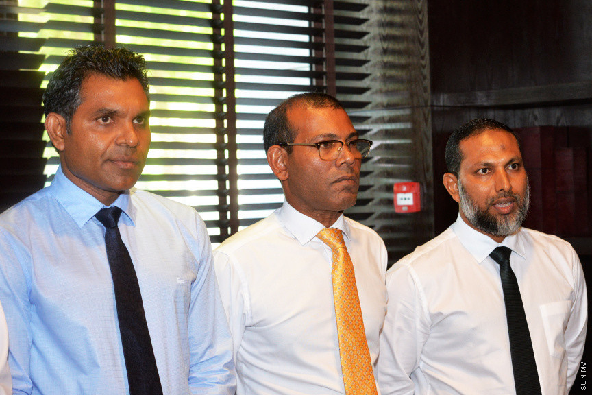 15 ނޮވެންބަރު 2018 : ކޯލިޝަންގެ ލީޑަރުން ހޮޓަލް ޖެންގައި ބައްދަލު ކުރެއްވުމައް ފަހު މީޑިއާއަށް މައުލޫމާތު ދެއްވުމުގެ ތެރެއިން -- ސަން ފޮޓޯ : އަޙުމަދު އަވްޝަން އިލްޔާސް 