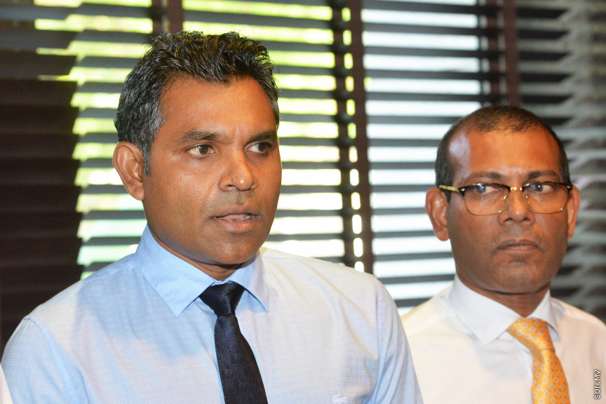 15 ނޮވެންބަރު 2018 : ކޯލިޝަންގެ ލީޑަރުން ހޮޓަލް ޖެންގައި ބައްދަލު ކުރެއްވުމައް ފަހު މީޑިއާއަށް މައުލޫމާތު ދެއްވުމުގެ ތެރެއިން -- ސަން ފޮޓޯ : އަޙުމަދު އަވްޝަން އިލްޔާސް 