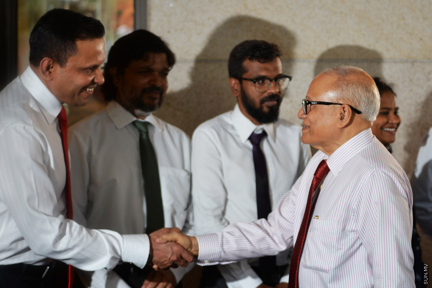 15 ނޮވެންބަރު 2018 : ކޯލިޝަންގެ ލީޑަރުން ހޮޓަލް ޖެންގައި ބައްދަލު ކުރެއްވުމައް ފަހު މީޑިއާއަށް މައުލޫމާތު ދެއްވުމުގެ ތެރެއިން -- ސަން ފޮޓޯ : އަޙުމަދު އަވްޝަން އިލްޔާސް 